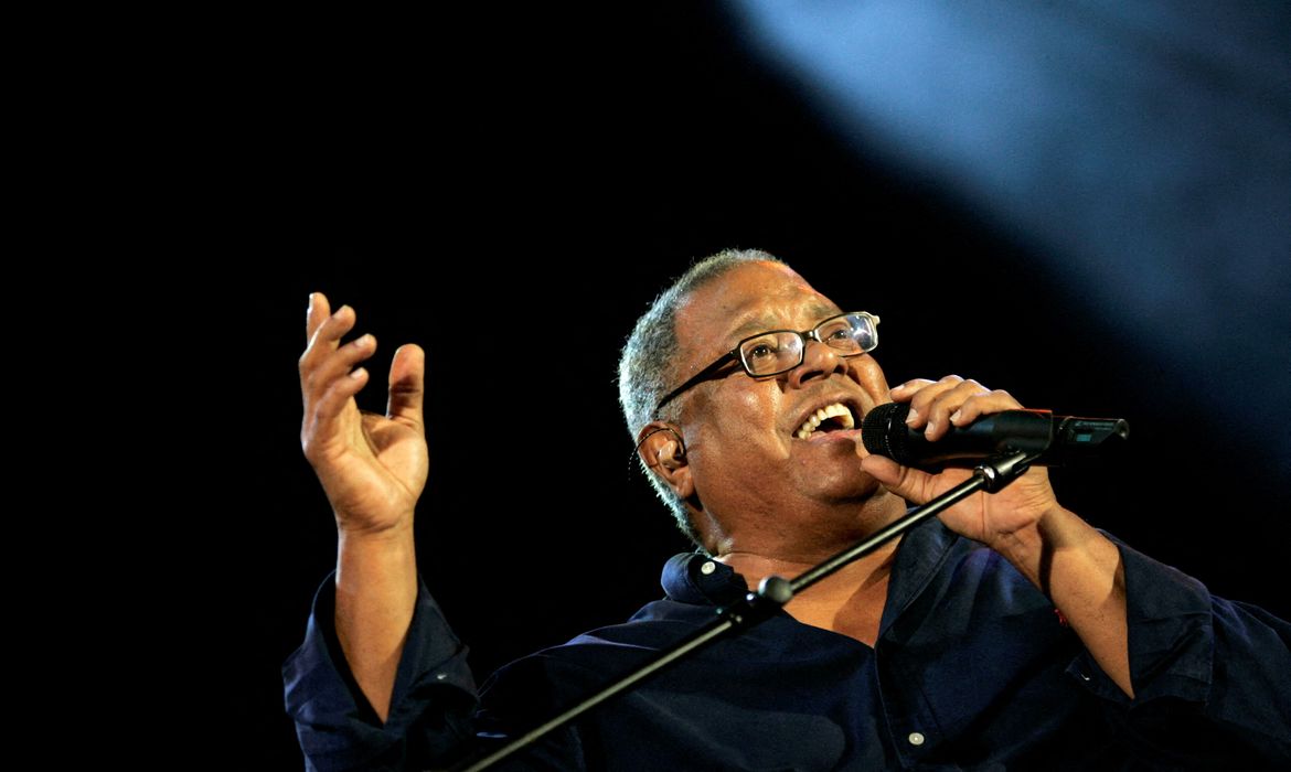 FILE PHOTO: Cuban musician Pablo Milanes performs at a concert in Havana