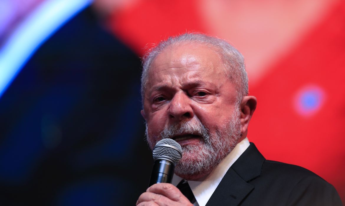 Comemorações dos 43 anos do PT Presidente, Luiz Inácio Lula da Silva, Chora durante discurso.

Governo estabelece que Bolsa Família volte a exigir  vacinação e presença em escola