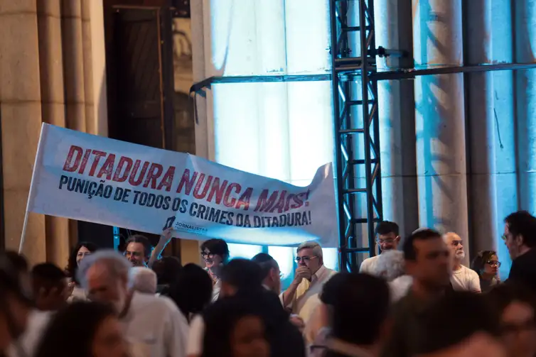 São Paulo (SP), 25/10/2025 - Ato Interreligioso na Igreja da Sé,  lembrando a morte do jornalista Vladimir Herzog, morto pelo regime militar no dia 25 de outubro de  1975. Foto: Paulo Pinto/Agência Brasil