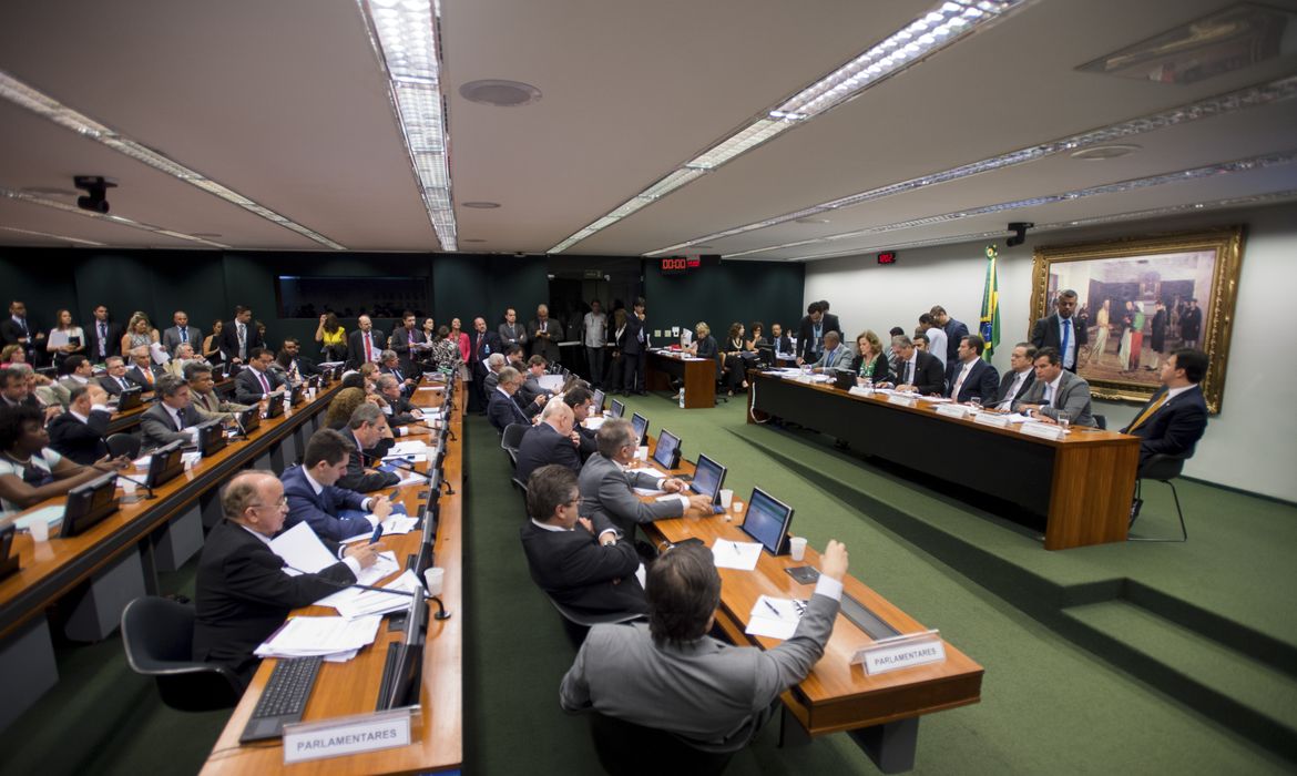 Brasília - Sessão da comissão especial encarregada de analisar o pedido de impeachment da presidente Dilma Rousseff na Câmara dos Deputados (Marcelo Camargo/Agência Brasil)