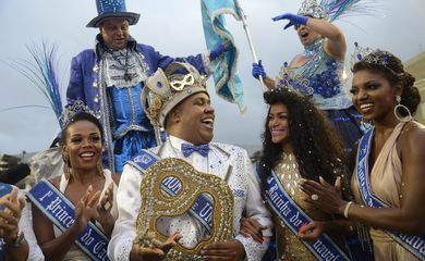  O presidente da Riotur, Marcelo Alves, e a família de Candonga, guardiã da chave da cidade, fazem entrega ao Rei Momo para abertura do desffiles no Sambódromo, na Marquês de Sapucaí.