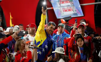 Presidente da Venezuela Nicolás Maduro celebra após eleição
 29/7/2024    REUTERS/Fausto Torrealba