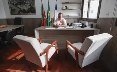 Cruzeiro do sul (RS), 27/04/2025 - O prefeito de Cruzeiro do sul, César Leandro Marmitt ( Dingola), recebe a agência Brasil em seu gabinete, faz um balanço da última enchente que atingiu a cidade.
A um ano o estado foi atingido por temporais que afetou mais de 400 municípios gaúchos, tiveram bairros inteiros alagados. A maior tragédia climática da história, deixou pelo menos 147 mortos e afetou mais de 2,1 milhões de pessoas.
Foto: Joédson Alves/Agência Brasil