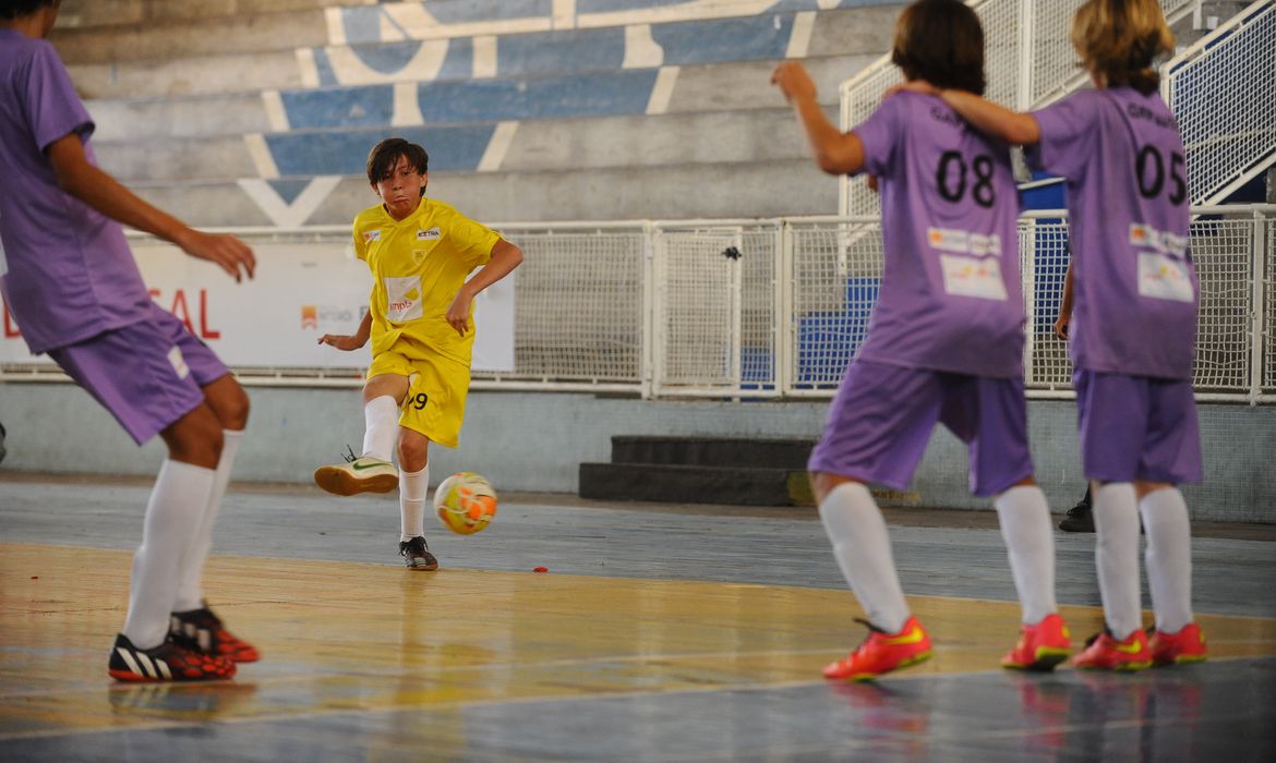  Final da Copa Ampla de Futsal. No resultado da final o time da escola particular  Gay Lussac  venceu a escola municipal Rachide por 6 a 2 no Ginásio do Canto do Rio, em Niterói ( Tânia Rêgo/Agência Brasil )