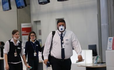 Passageiros e funcionários circulam vestindo máscaras contra o novo coronavírus (Covid-19) no Aeroporto Internacional Tom Jobim- Rio Galeão. (Fernando Frazão/Agência Brasil)
