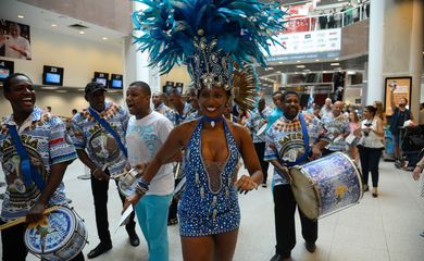 Rio de Janeiro - Passistas e músicos da escola de samba Beija-Flor de Nilópolis recepcionam passageiros e turistas no Aeroporto Santos Dumont (Fernando Frazão/Agência Brasil)