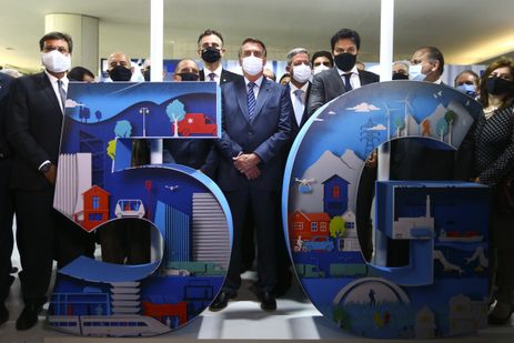 Marcelo Camargo/Agência Brasil O presidente Jair Bolsonaro visita a exposição sobre as aplicações práticas do uso da nova tecnologia 5G Standalone no Brasil, no Salão Negro do Congresso Nacional.