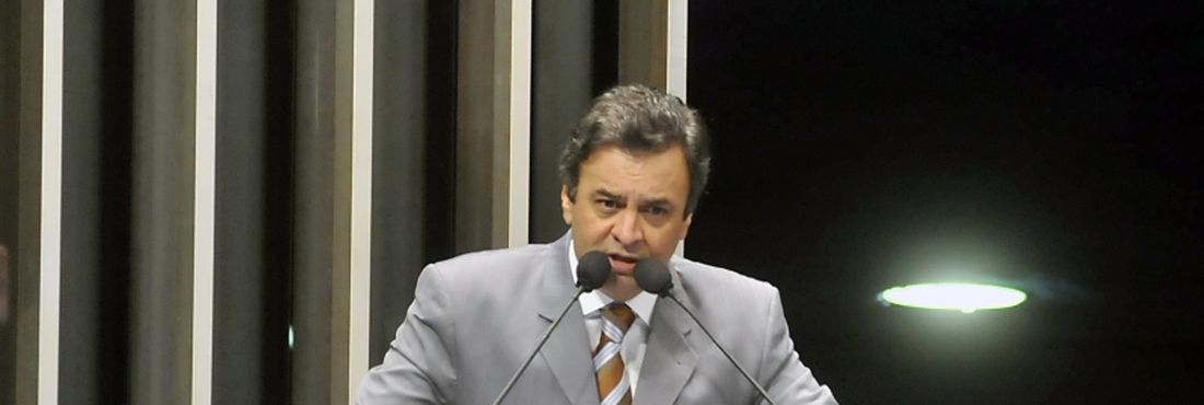 Senador Aécio Neves fala na tribuna do Senado