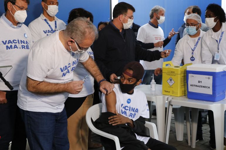 
O ministro da Saúde, Marcelo Queiroga, participa de vacinação em massa contra a covid-19 de moradores do Complexo da Maré
