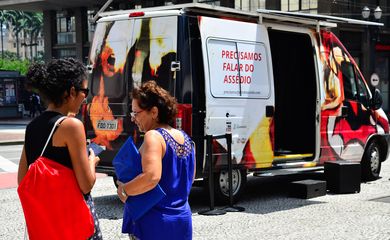São Paulo - A van-estúdio do projeto Precisamos falar do assédio, onde mulheres são convidadas a gravar depoimentos sobre qualquer tipo de desrespeito sofrido, estacionada na Praça do Patriarca  (Rovena Rosa/Agência Brasil)