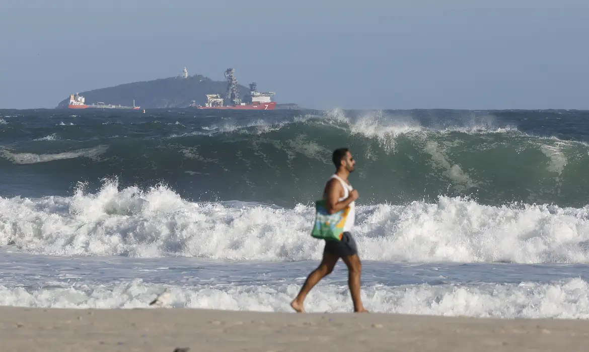 Rio de Janeiro (RJ), 30/07/2025 – Ressaca no mar traz ondas grandes à praia do Leme, provocadas pela passagem de um ciclone extratropical. Foto: Fernando Frazão/Agência Brasil