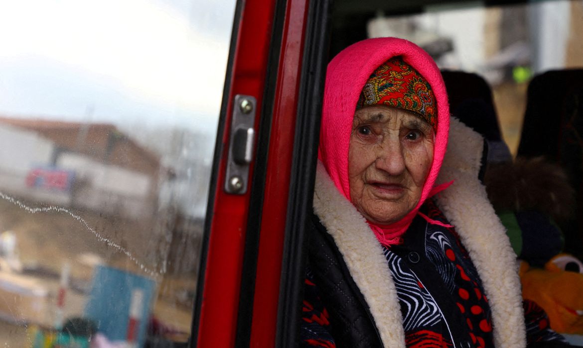 Natasha, de 83 anos, que viu a Segunda Guerra Mundial, em ônibus depois de cruzar a fronteira com a Polônia vindo da Ucrânia após a invasão russa do território ucraniano