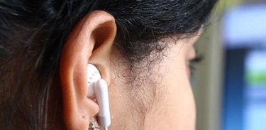 Perda auditiva não tratada pode levar à demência