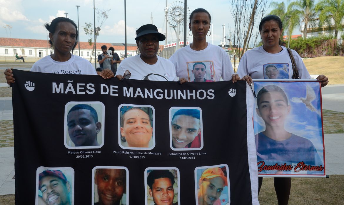 Rio de Janeiro - Mães e familiares de jovens negros mortos por policiais protestam contra a violência, com ativistas da Anistia Internacional, na Candelária  (Fernando Frazão/Agência Brasil)