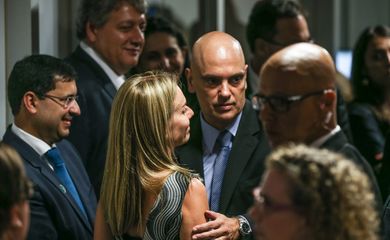 Brasília - Parlamentares cumprimentam Alexandre de Moraes durante sabatina na Comissão de Constituição, Justiça e Cidadania do Senado (Fábio Rodrigues Pozzebom/Agência Brasil)