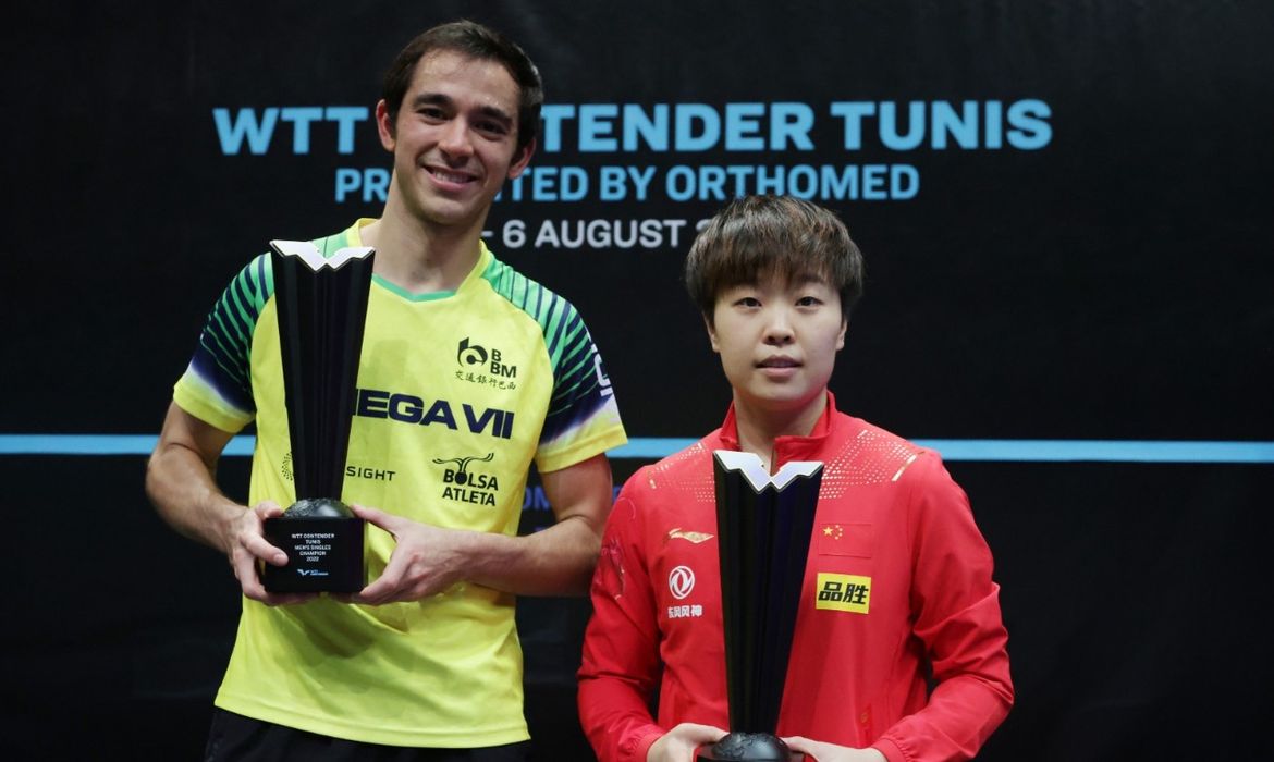 Calderano campeão posa ao lado da campeã Zhang Rui -  WTT Contender Tunísia - em 06/08/2022 - circuito mundial de tênis de mesa