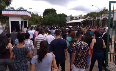 Brasilia - Alunos aguardam abertura dos portões no Uniceub, para prova do Enem (Valter Campanato/Agência Brasil)