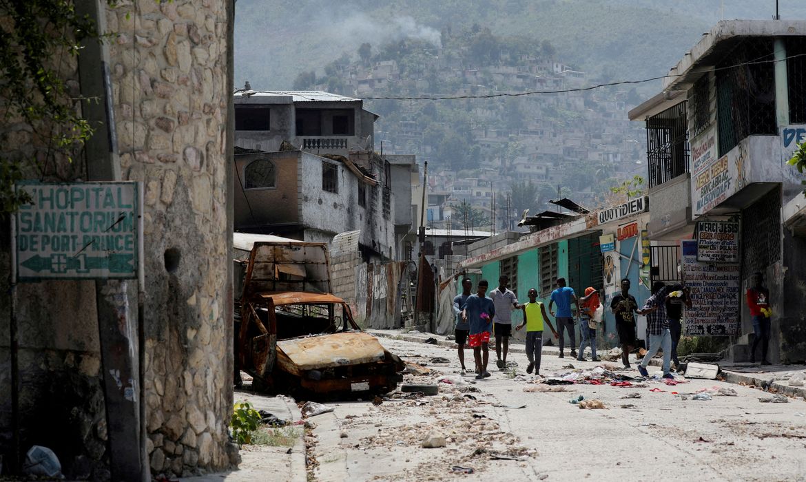 Pessoas caminham em rua de Porto Príncipe<br />  19/3/2024    REUTERS/Ralph Tedy Erol