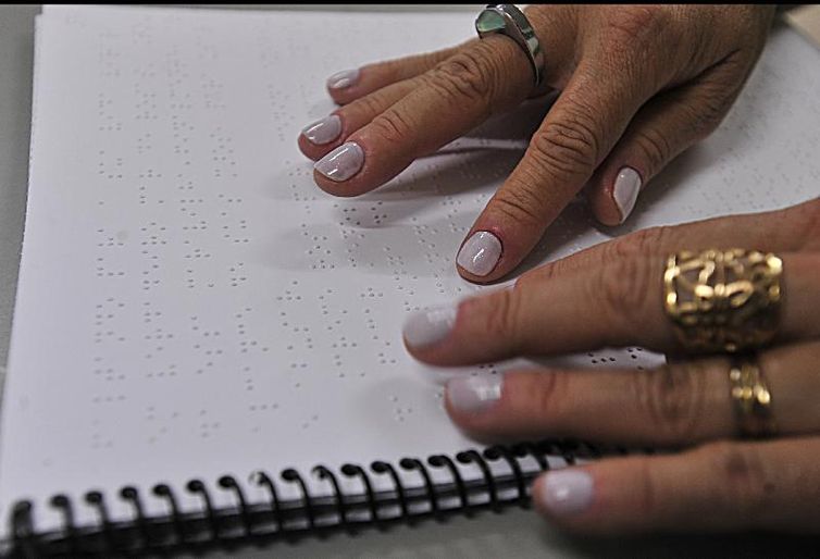 Saiba a importância da alfabetização em braille para os deficientes visuais  