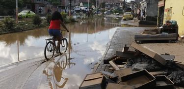 Estragos e prejuízos aos moradores causados pelas chuvas em Belford Roxo, na Baixada Fluminense