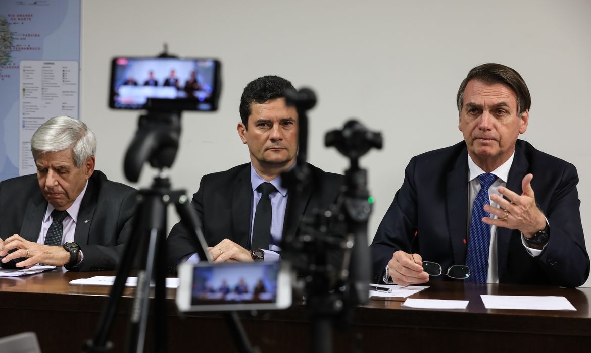O presidente Jair Bolsonaro faz transmissão ao vivo ao lado dos ministros de Segurança Institucional (GSI), General Augusto Heleno, e da Justiça e Segurança Pública, Sergio Moro.
