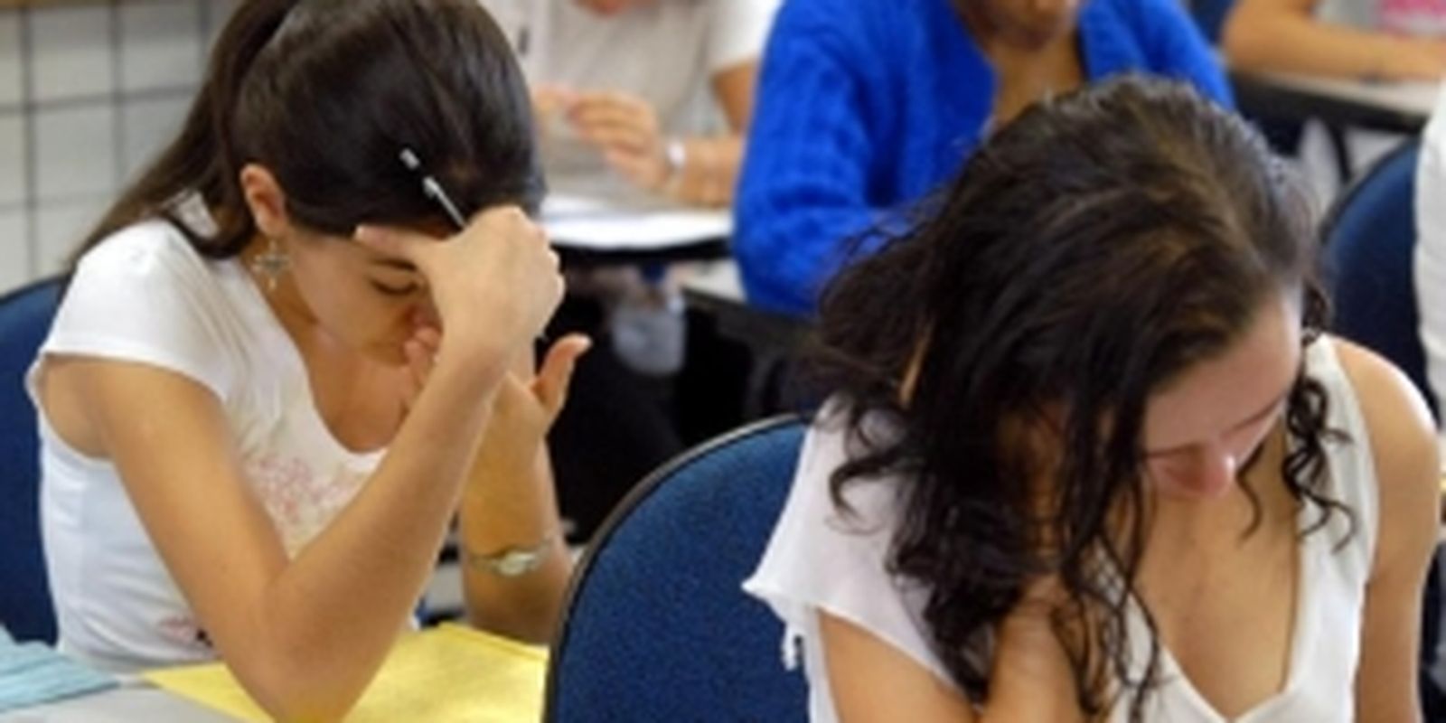 Estudantes do ensino fundamental e médio jogam futebol americano