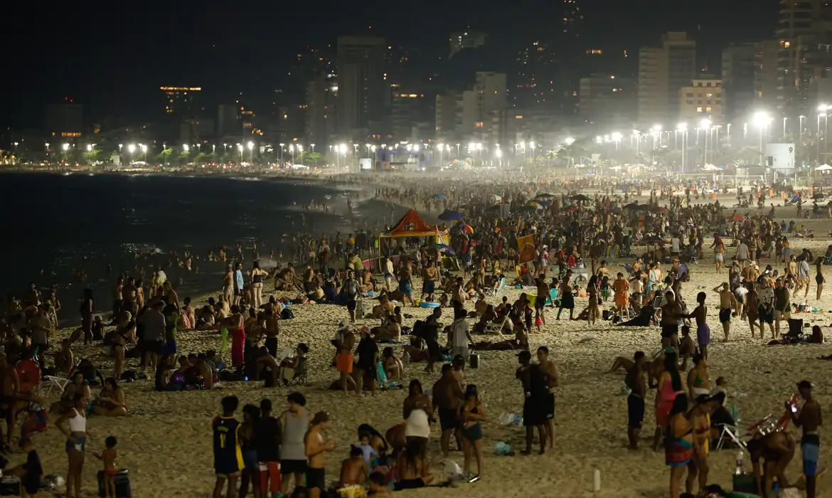 Rio de Janeiro (RJ) 22/01/2025 - Onda de calor no verão atrai frequentadores para a praia de Ipanema durante a noite. Foto: Fernando Frazão/Agência Brasil
