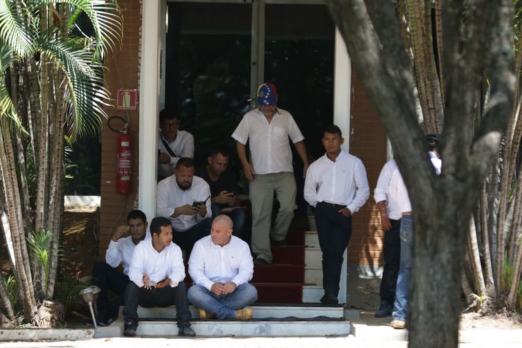 Um grupo de cerca de 20 pessoas entrou hoje (13), por volta das 5h na Embaixada da Venezuela, em Brasília