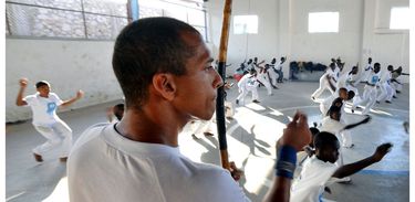 Capoeira: jogo e brincadeira para crianças de todas as idades