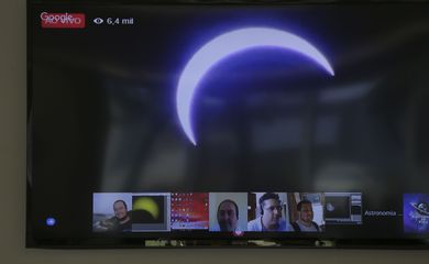 Brasília - Transmissão ao vivo do Eclipse Solar em outros países (Valter Campanato/Agência Brasil)