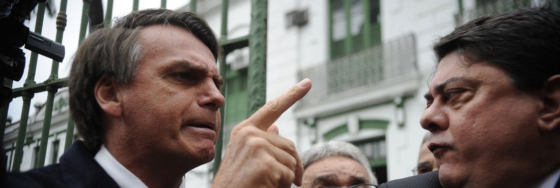 Chegada do deputado federal Jair Bolsonaro (PP-RJ) no quartel