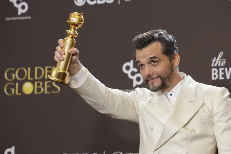 Wagner Moura poses with the Best Performance by a Male Actor in a Motion Picture - Drama award for 