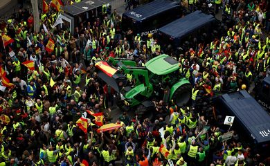Spanish farmers gather near the Ministry of Agriculture during a protest over price pressures, taxes and green regulation, grievances shared by farmers across Europe, in Madrid, Spain, February 21, 2024. REUTERS/Juan Medina