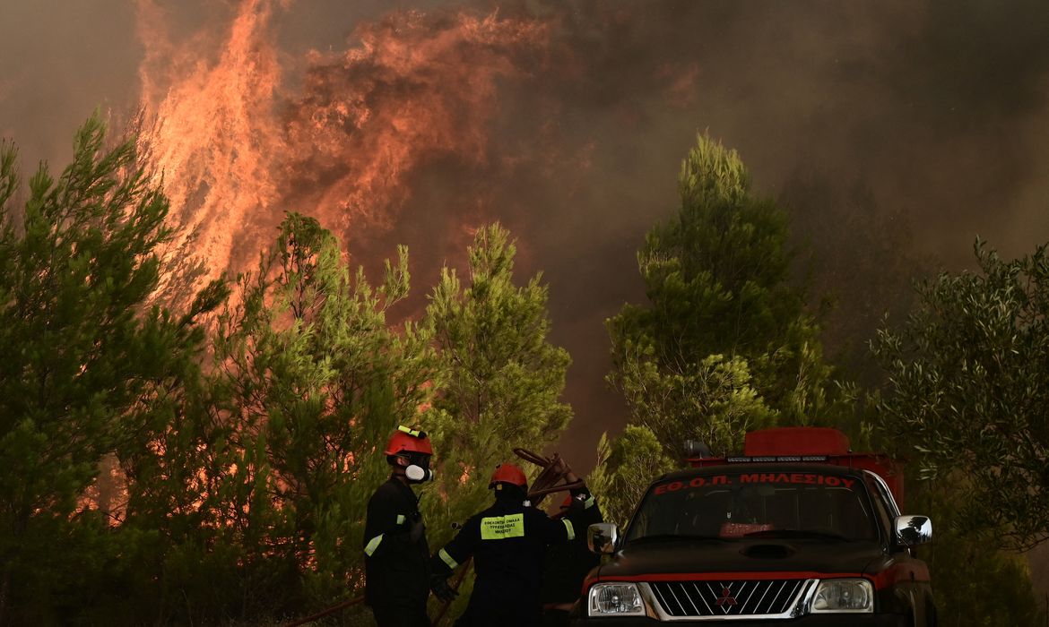 Bombeiros tentam extinguir fogo em Varnavas, perto de Atenas, na Grécia. 11 de agosto, 2024. 
Michalis Karagiannis/Eurokinissi via REUTERS ATTENTION EDITORS - THIS IMAGE HAS BEEN SUPPLIED BY A THIRD PARTY. NO RESALES. NO ARCHIVES. GREECE OUT. NO EDITORIAL OR COMMERCIAL SALES IN GREECE.