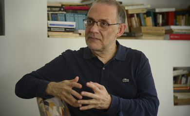 O imortal da Academia Brasileira de Letras (ABL) Marco Lucchesi, próximo presidente da Fundação Biblioteca Nacional, durante entrevista à Agência Brasil, em Niterói. 