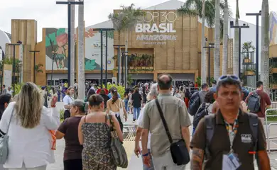 Belém (PA), 11/11/2025 - Pessoas chegam na entrada da área da Green Zone (Área Verde), na COP30. Foto: Bruno Peres/Agência Brasil