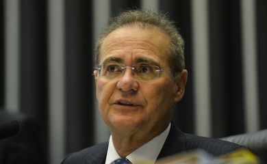 Brasília - O presidente do Congresso, senador Renan Calheiros, durante sessão conjunta destinada a analisar e votar vetos (José Cruz/Agência Brasil)