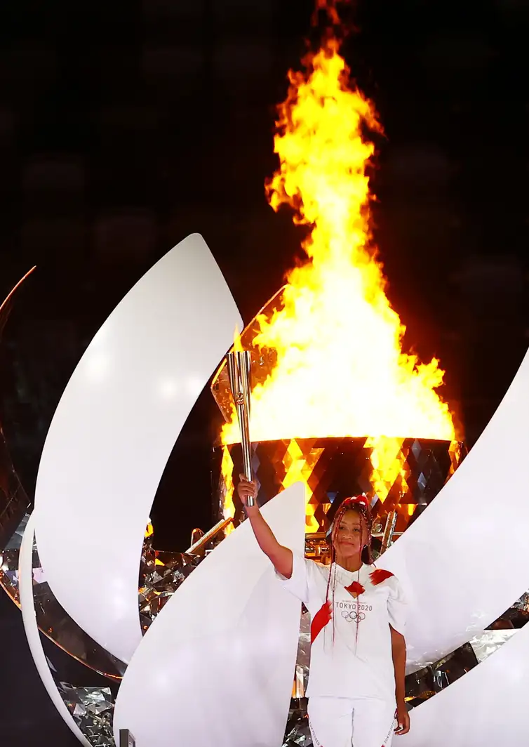 A tenista japonesa, Naomi Osaka, acendeu a Pira Olímpica em clima de emoção. - Stefan Wermuth/Reuters/Direitos Reservados