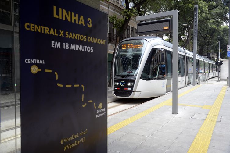A linha 3  do VLT, que faz o trajeto entre a Central do Brasil e o Aeroporto Santos Dumont começa a operar no início da tarde de hoje (26). 