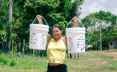 Tracajá (AM), 03/12/2025 - Iniciativa do Ministério da Saúde deve ampliar o acesso à água potável para mais de 33 mil indígenas que vivem em 23 Distritos Sanitários Especiais Indígenas da Amazônia Legal e da região Centro-Oeste. Mulher da Aldeia Murutinga, da etnia Mura, segura baldes de água após capacitação para uso filtro com nanotecnologia. Foto: Felipe Aleixo Baré/DSEI Manaus