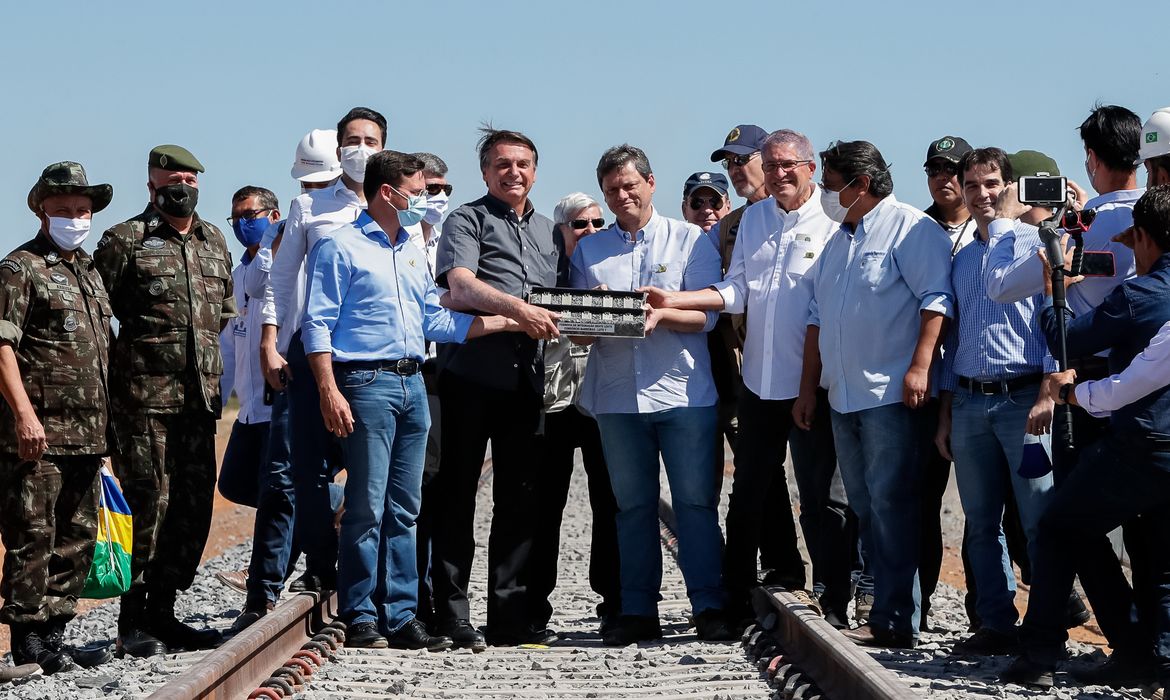 Presidente da República, Jair Bolsonaro, acompanhado do ministro da infraestrutura Tarcísio Gomes e demais autoridades, caminha sobre a Ferrovia de Integração Oeste-Leste (FIOL)