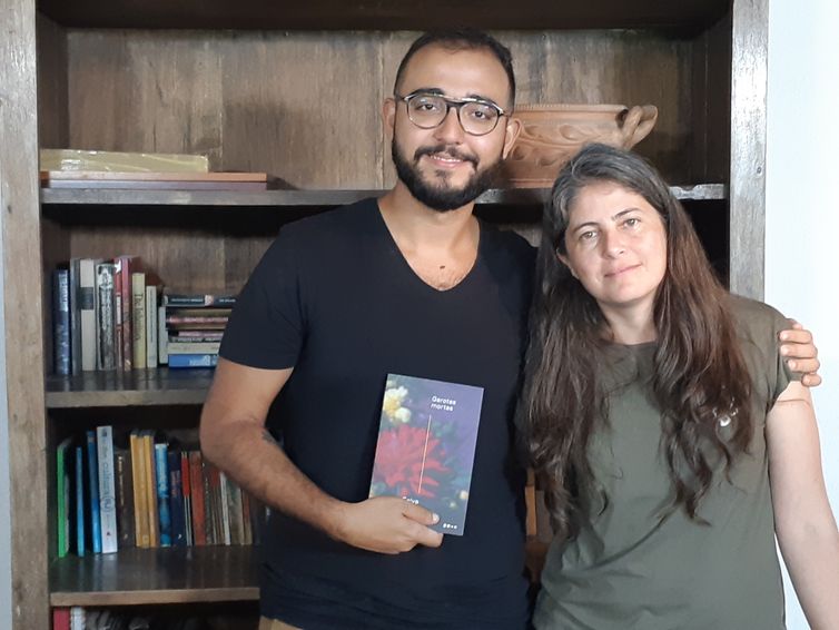 Raphael Montes entrevista a escritora argentina Selva Almada durante a Flip 2018