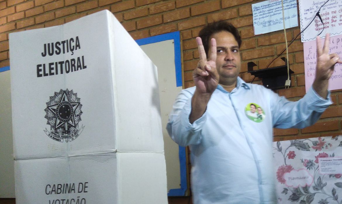 O candidato à prefeitura da cidade goiana de Anápolis Roberto do Órion (PTB) votou hoje por volta das 9h45, na Escola Estadual Genserico Gonzaga Jayme, no bairro Jundiaí
