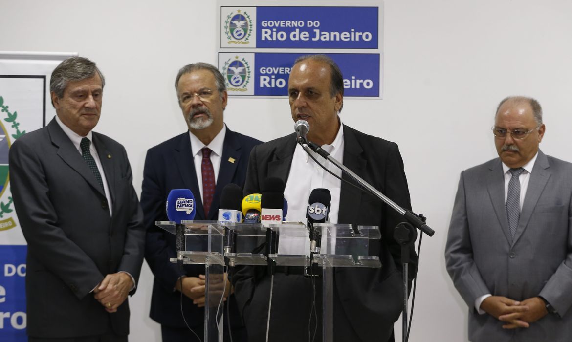 Rio de Janeiro - O governador Luiz Fernando Pezão fala após reunião no Palácio Guanabara para discutir segurança pública no Rio de Janeiro  (Tomaz Silva/Agência Brasil)