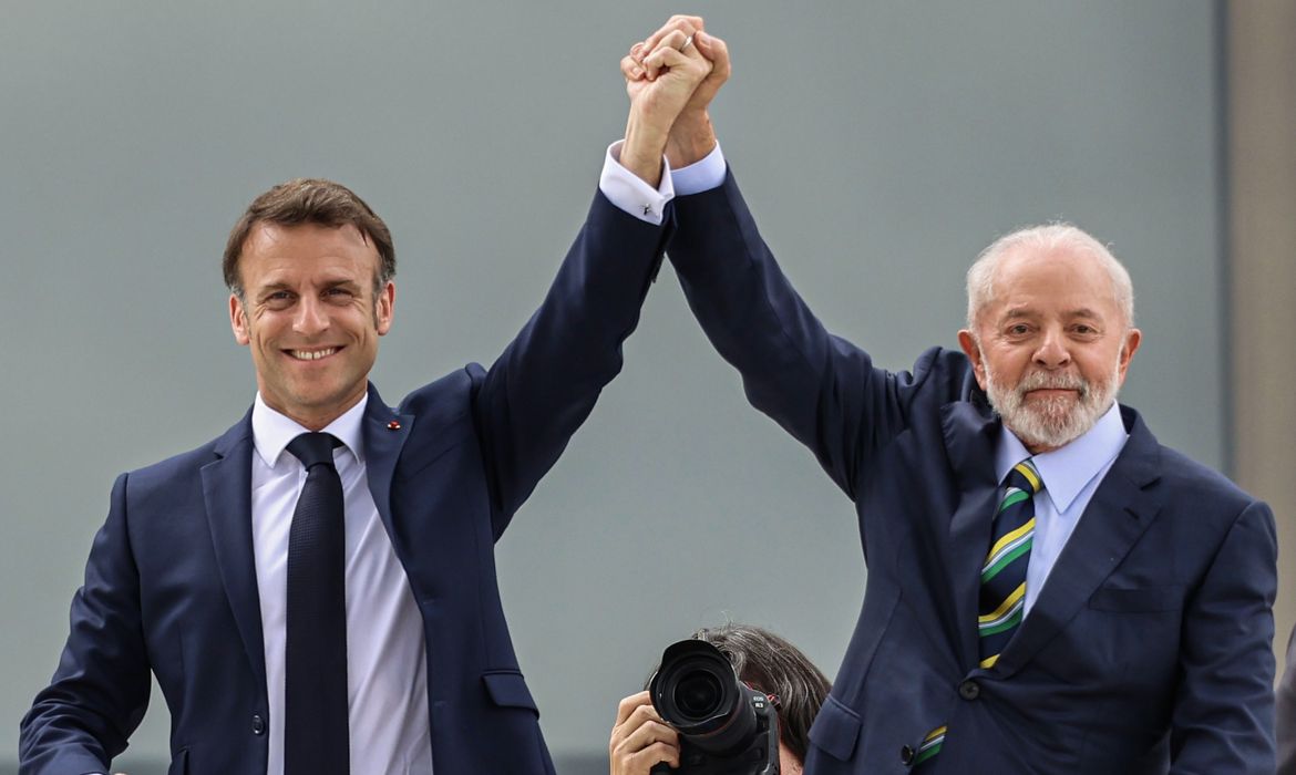 Brasília (DF) 28/03/2024 - O presidente Luiz Inácio Lula da Silva (d) participa da cerimônia oficial de chegada do Presidente da República Francesa, Emmanuel Macron (e), no Palácio do Planalto.Foto: Fabio Charles Pozzebom/Agência Brasil