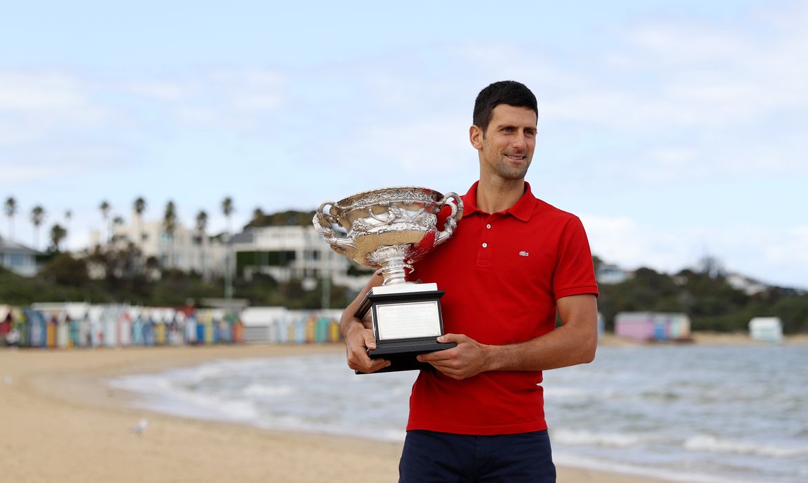 Novak Djokokic posa com troféu do Aberto da Austrália 2021