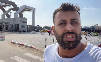 Rafah, 10.11.2023 - Palestino-brasileiro Hassan Rabee, que faz parte do grupo de brasileiros que serão repatriados de Gaza, aguarda na passagem de Rafah. Frame/Hassan Rabee