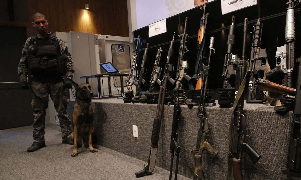 Operação conjunta das polícias Civil e Militar no Complexo da Maré, apreende fuzis e munição em paiol do tráfico de drogas.