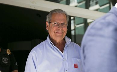 O ex-ministro José Dirceu deixa o Fórum Professor Júlio Fabbrini Mirabete, do Tribunal de Justiça do DF. 