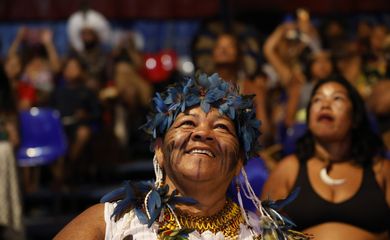 Rio de Janeiro (RJ) 11/09/2024 – Cacica Jamopoty Tupinambá, que veio receber o Manto Tupinambá no Museu Nacional, assiste apresentação de artistas circenses do Unicirco e os convida para ritual no picadeiro. Foto: Fernando Frazão/Agência Brasil